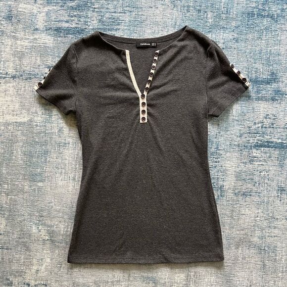Patty Boutik Gray Tee w V Neck and Decorative Buttons Size Small - Picture 1 of 8